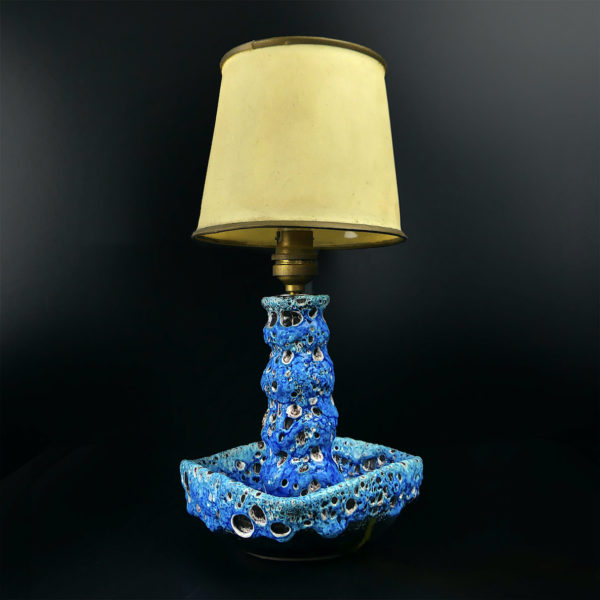 Lampe Fat Lava bleue style Vallauris en céramique écume de mer 60 (profil)