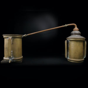 Grand alambic massif en cuivre de plusieurs teintes et étain (face)