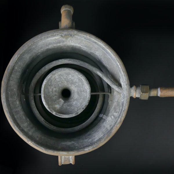 Grand alambic massif en cuivre de plusieurs teintes et étain (détail dessus)