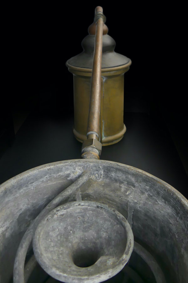 Grand alambic massif en cuivre de plusieurs teintes et étain (détail profil)