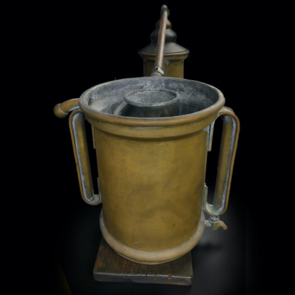 Grand alambic massif en cuivre de plusieurs teintes et étain (profil)