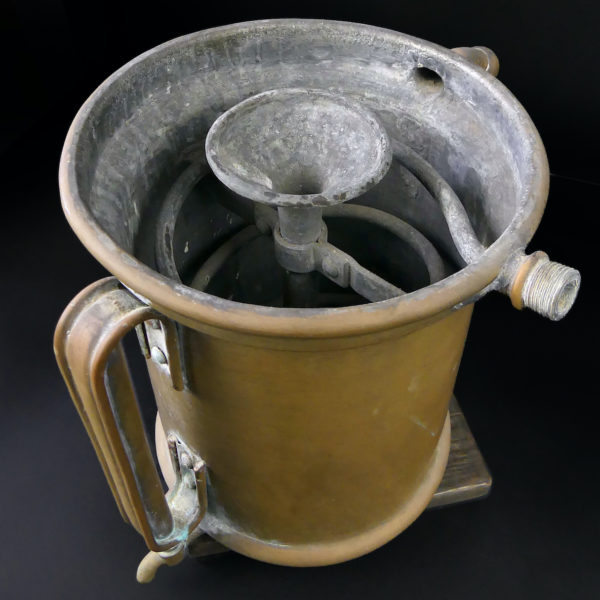 Grand alambic massif en cuivre de plusieurs teintes et étain (dessus 3/4)