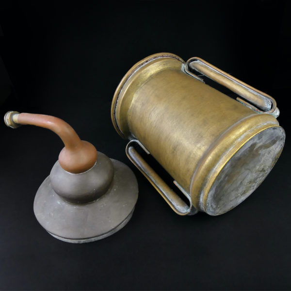 Grand alambic massif en cuivre de plusieurs teintes et étain (dessous 3/4)