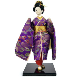 Poupée Geisha japonaise à l’éventail habillée en kimono de ville Geisha doll (face)