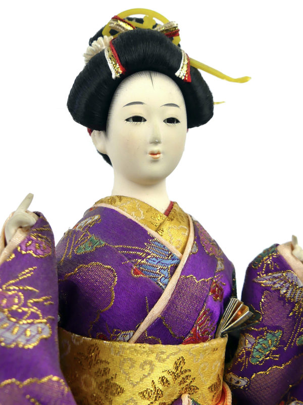 Poupée Geisha japonaise à l’éventail habillée en kimono de ville Geisha doll (face)
