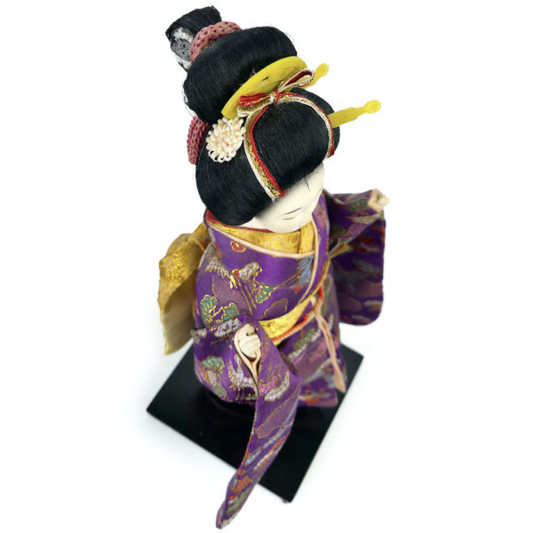 Poupée Geisha japonaise à l’éventail habillée en kimono de ville Geisha doll (dessus 3/4)