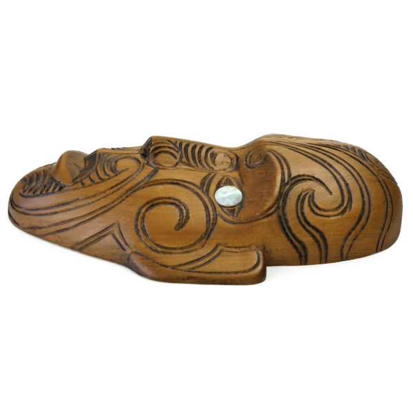 Petit masque Parata Māori signé Hemi en bois de Tōtara et Pāua (profil)