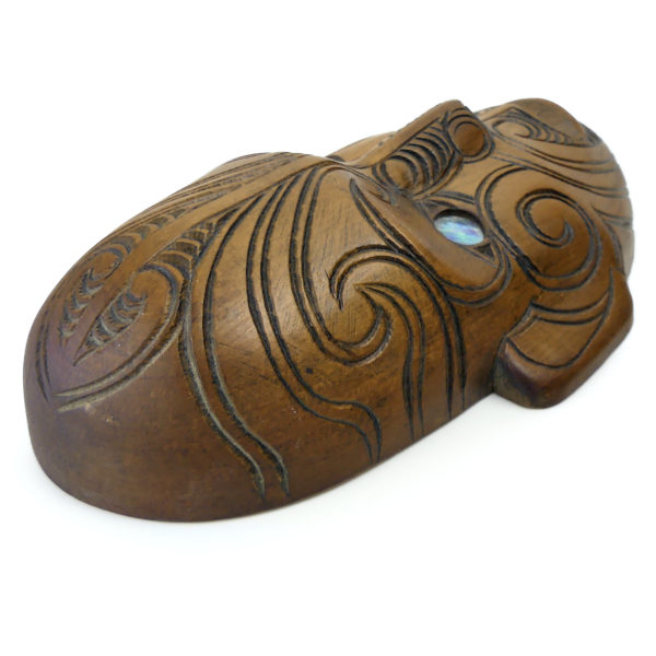 Petit masque Parata Māori signé Hemi en bois de Tōtara et Pāua (dessus 3/4)