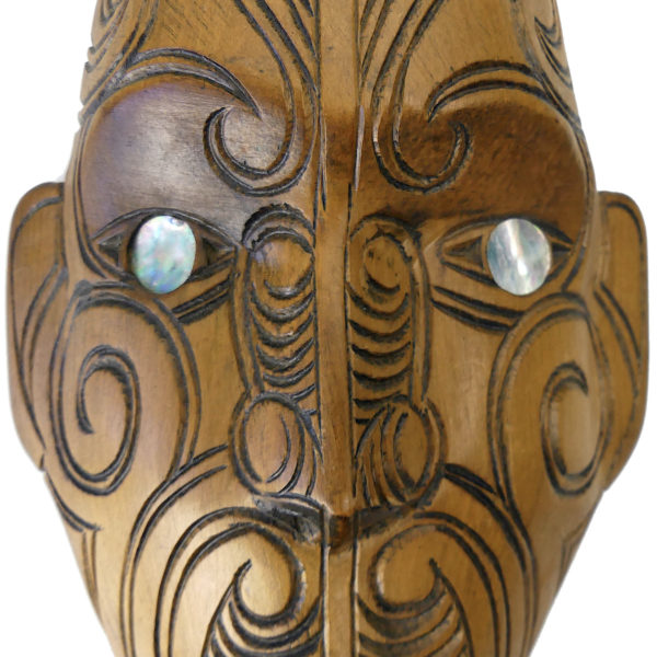 Petit masque Parata Māori signé Hemi en bois de Tōtara et Pāua (détail)