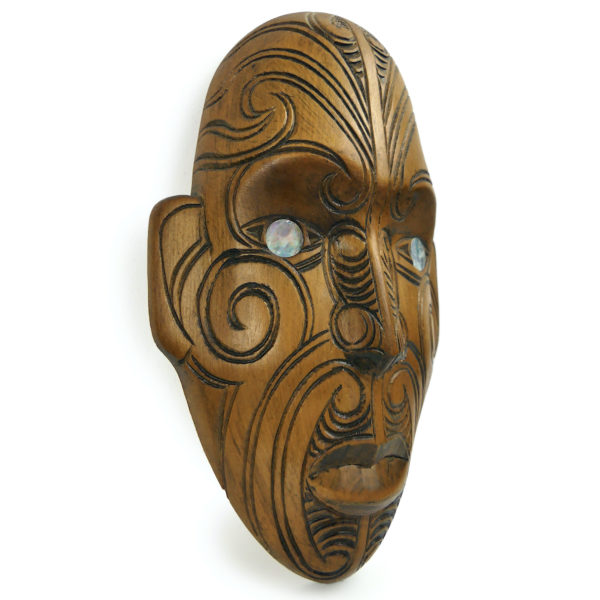 Petit masque Parata Māori signé Hemi en bois de Tōtara et Pāua (3/4)