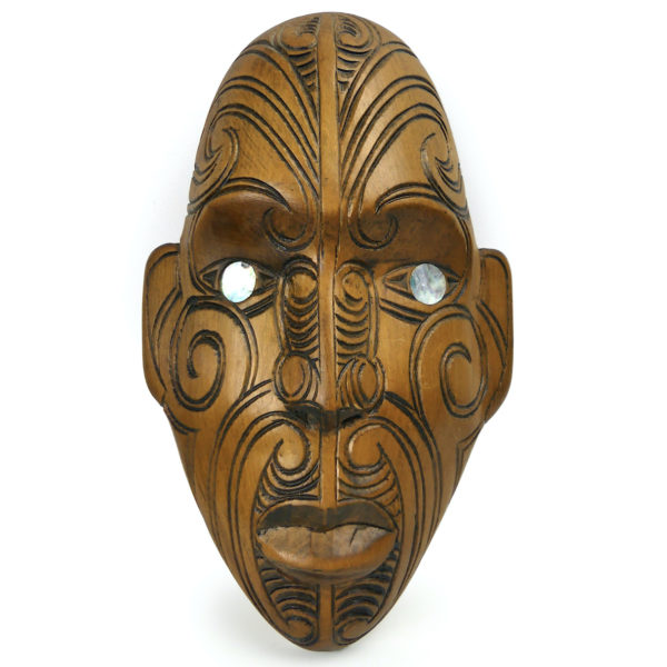 Petit masque Parata Māori signé Hemi en bois de Tōtara et Pāua (face)