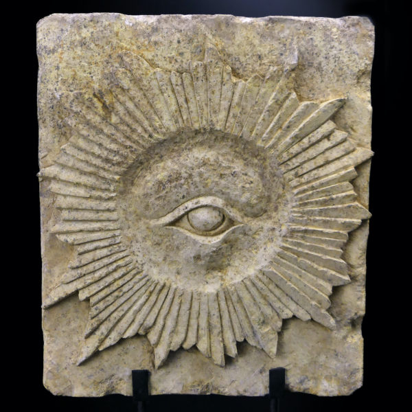 Œil de la Providence sculptée en pierre de sable sur socle (face)