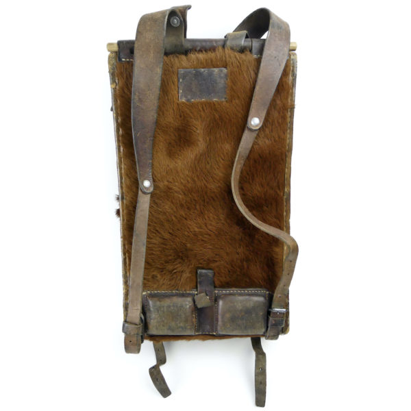 Sac à dos bicolore de l'armée suisse en cuir et fourrures de vachette WW2 (dos)