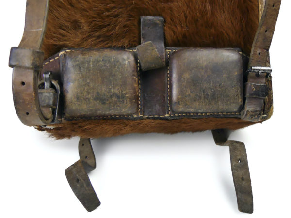 Sac à dos bicolore de l'armée suisse en cuir et fourrures de vachette WW2 (détail dos)