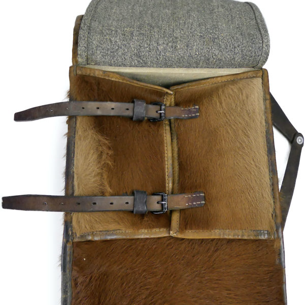 Sac à dos bicolore de l'armée suisse en cuir et fourrures de vachette WW2 (détail)