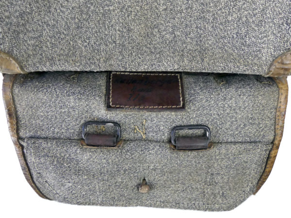 Sac à dos bicolore de l'armée suisse en cuir et fourrures de vachette WW2 (détail)