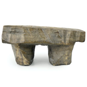 Petit établi artisanal africain en bois brut planche à découper monoxyle (face)