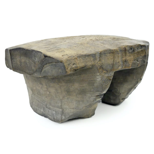 Petit établi artisanal africain en bois brut planche à découper monoxyle (3/4)