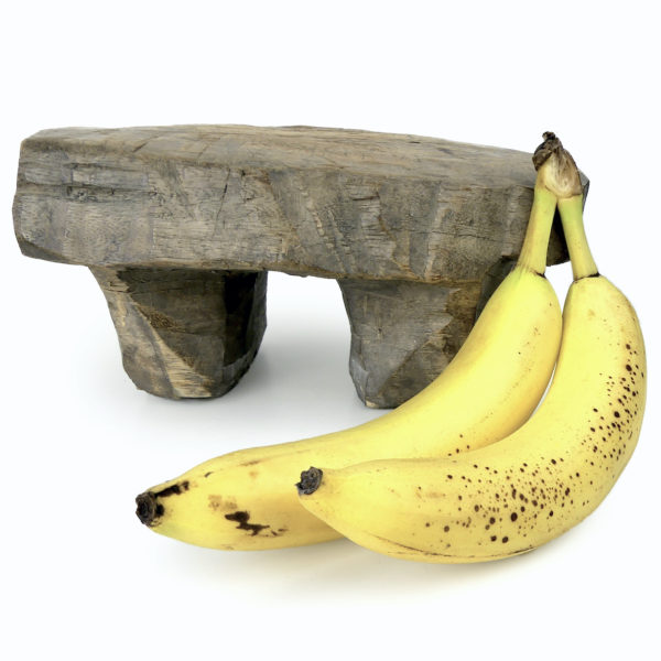 Petit établi artisanal africain en bois brut planche à découper monoxyle (proportion)