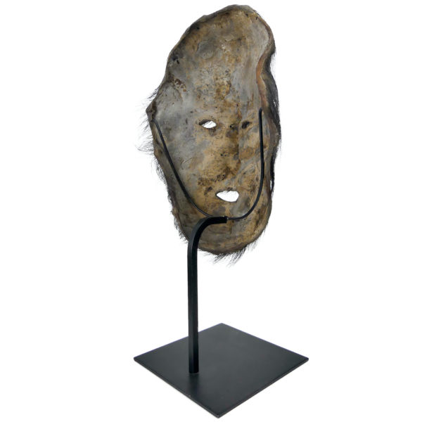 Masque Gurung de chaman en peau de Yak sur socle Himalaya Népal (3/4 dos)