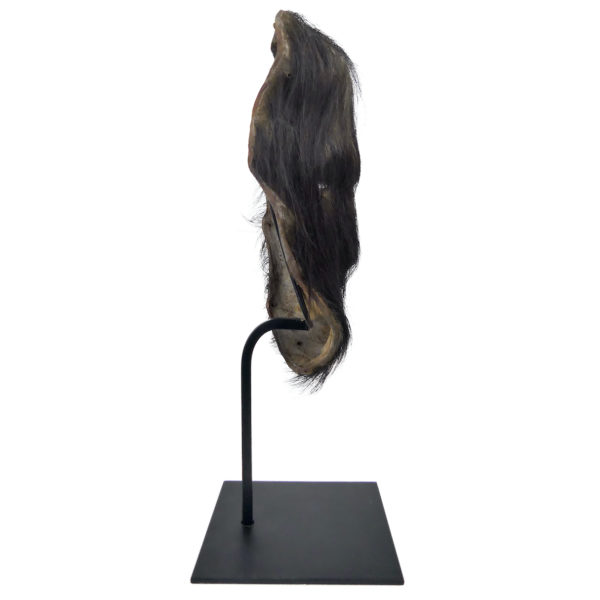 Masque Gurung de chaman en peau de Yak sur socle Himalaya Népal (profil)