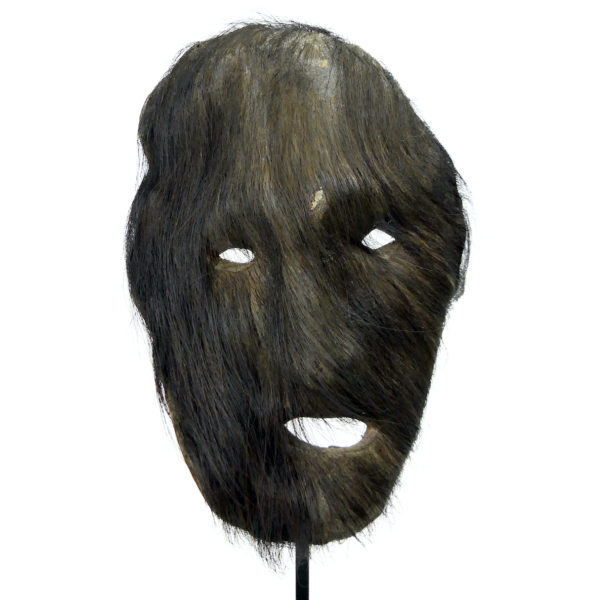 Masque Gurung de chaman en peau de Yak sur socle Himalaya Népal (face)