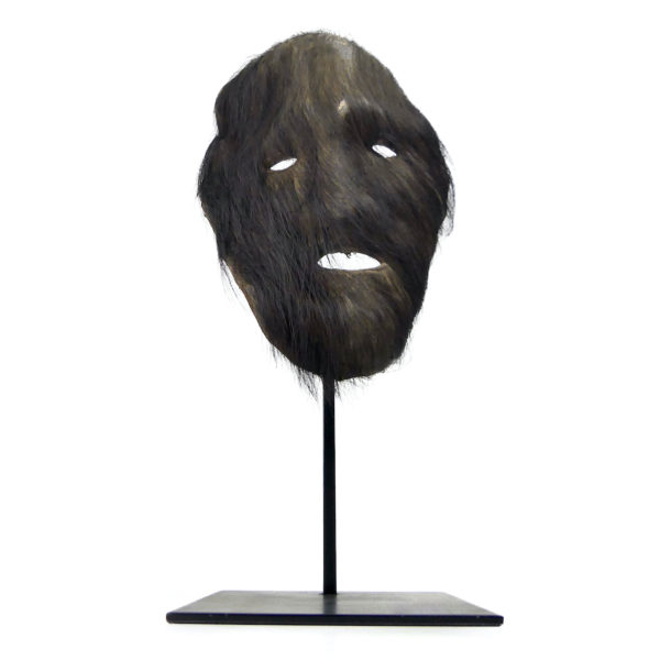 Masque Gurung de chaman en peau de Yak sur socle Himalaya Népal (face)