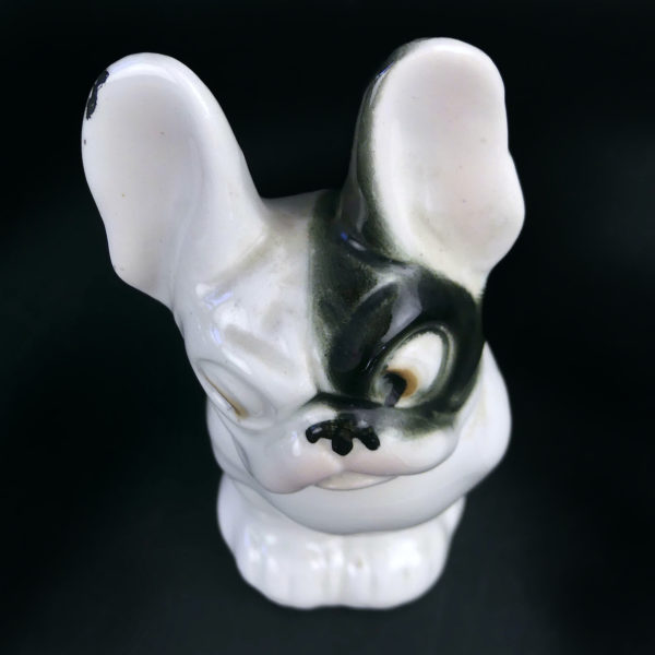 Bouledogue français assis en porcelaine de la mi-XXe (dessus 3/4)