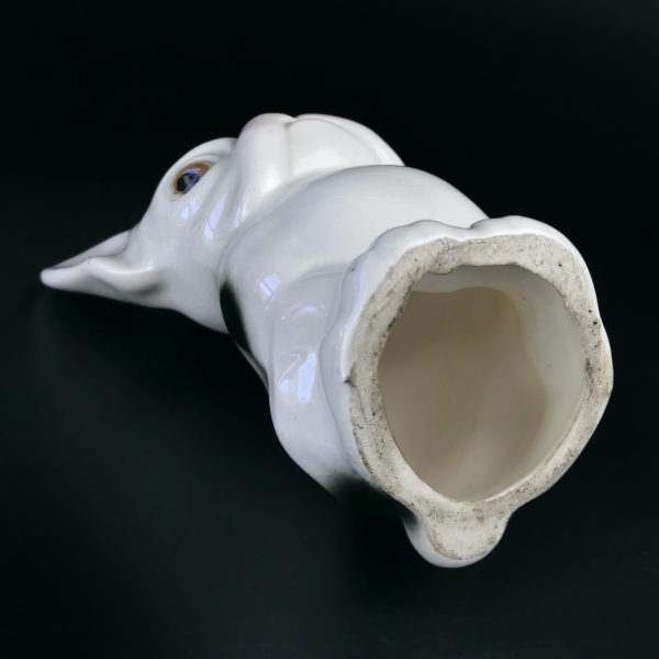 Bouledogue français assis en porcelaine de la mi-XXe (dessous)