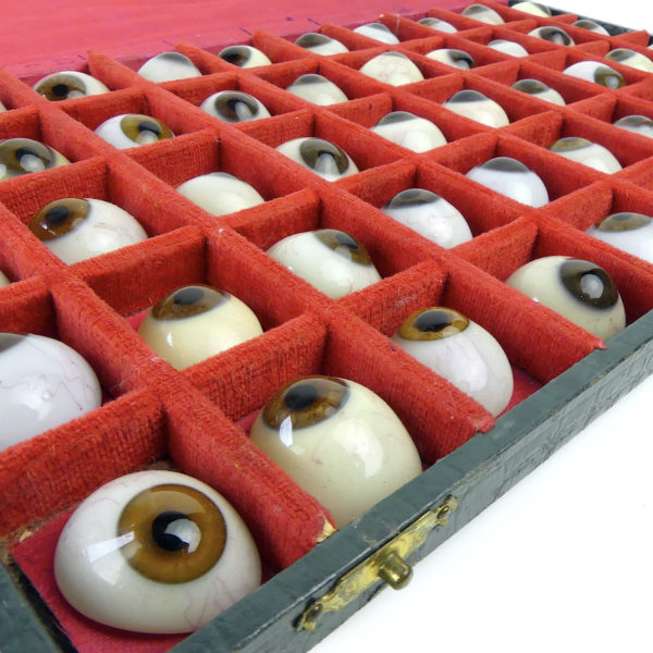 Boîte de 50 prothèses oculaires Coffret vert d’origine Début XXe (détail)