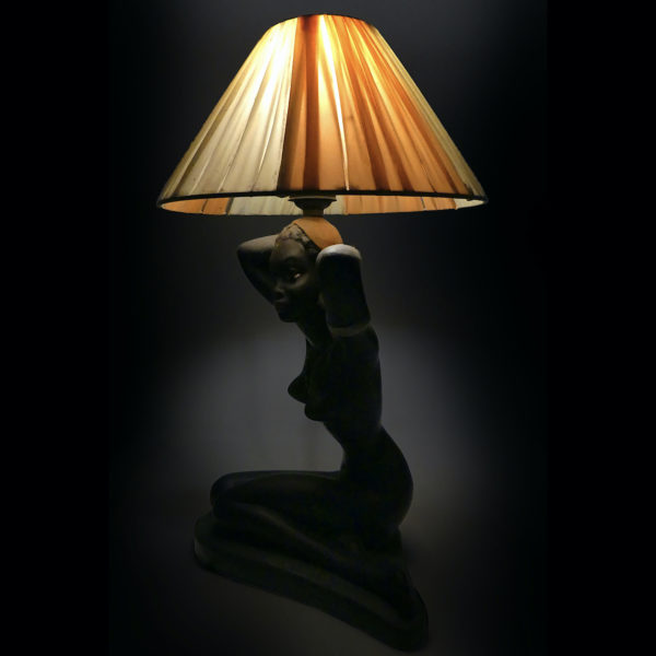 Lampe érotique femme africaine des années 1950 déco rétro vintage (allumée profil)