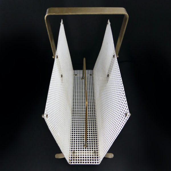 Porte-revue grillage blanc en métal et laiton Années 60 Design Allemand (dessus 3/4)