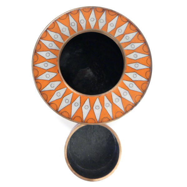 Pot à thé orange et blanc en cloisonné signé Fabienne Jouvin (dessus)