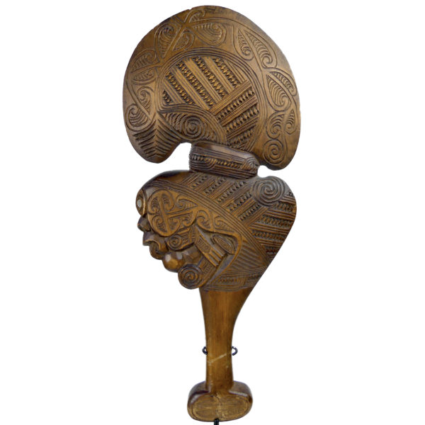 Kotiate rakau māori en bois clair et ormeau sur socle Nouvelle-Zélande (face)