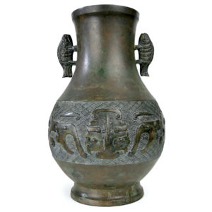 Vase ventru japonais en bronze patiné vert de gris Période Meiji (face)