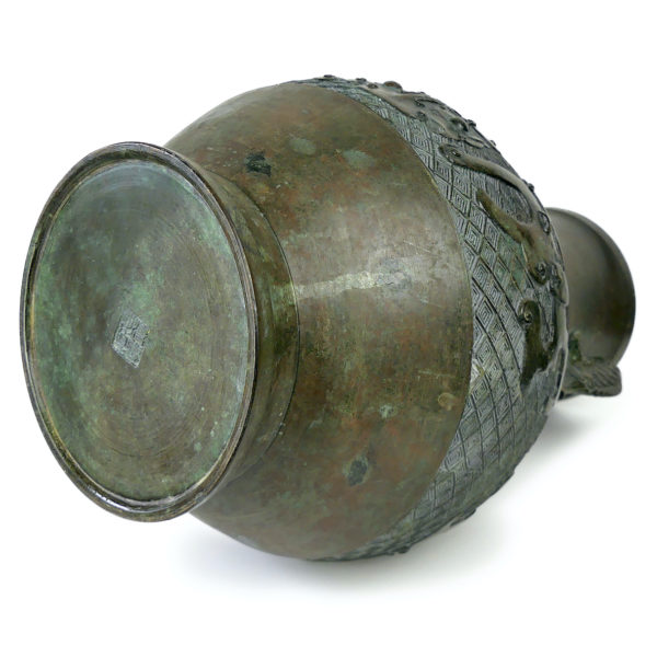 Vase ventru japonais en bronze patiné vert de gris Période Meiji (dessous 3/4)