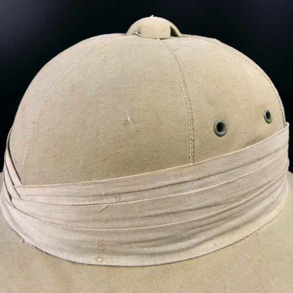 Casque colonial français TROPICAL HELMET salacot léger mi-XXe (détail)