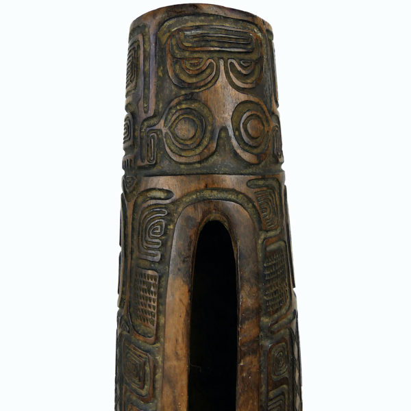 Grand toere tambour à fente polynésien en bois sculpté et son aito (détail)