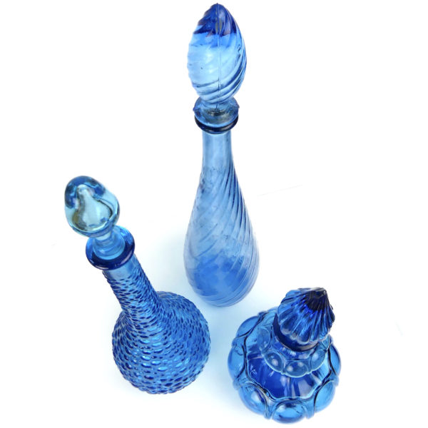 Trois carafes bleues italiennes avec bouchons en verre d’Empoli Mi-XXe (dessus)