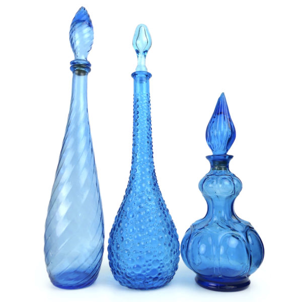 Trois carafes bleues italiennes avec bouchons en verre d’Empoli Mi-XXe (face)