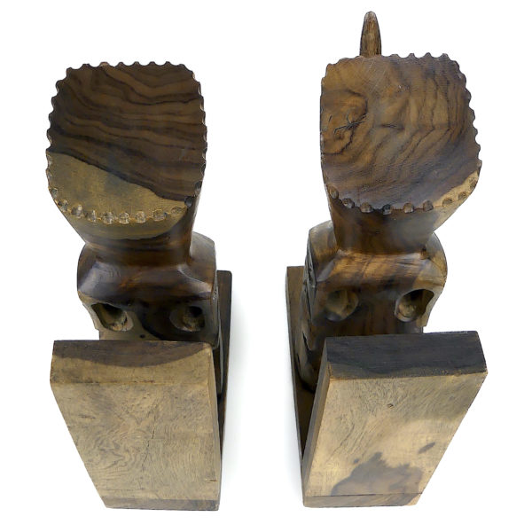 Paire serre-livres Tiki tahitiens anciens en bois bicolore Miro Mi-XXe (dessus 3/4)