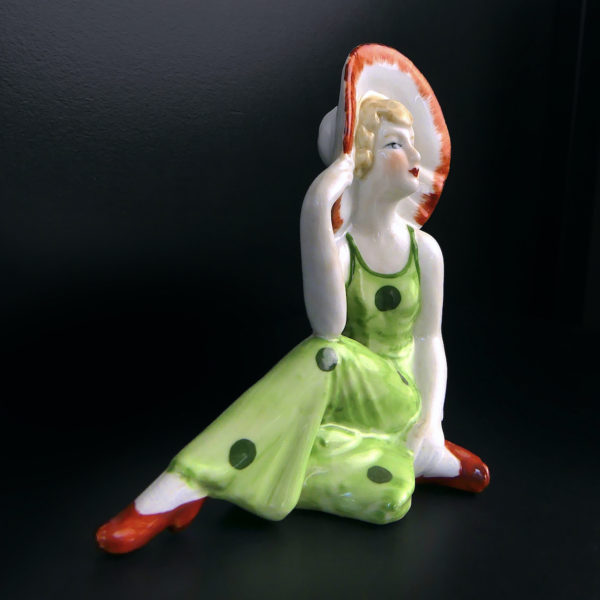 Petite baigneuse élégante en porcelaine assise en tenue d’été Belle époque (3/4)