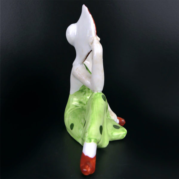 Petite baigneuse élégante en porcelaine assise en tenue d’été Belle époque (profil)