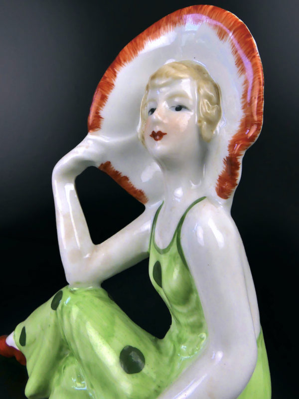 Petite baigneuse élégante en porcelaine assise en tenue d’été Belle époque (détail)