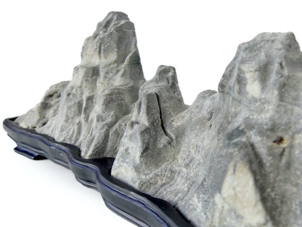 Pierre de Suiseki Montagne sur socle en bois Sansui keijo-seki Pierre de Lettré (détail)