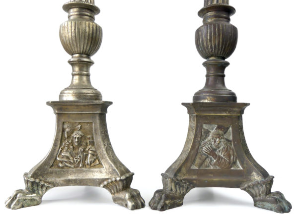 Paire de pique-cierges d’église en métal XIXe France (détail)