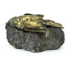 Petit oiseau mort en bronze sur bloc de granit (face)