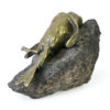 Petit oiseau mort en bronze sur bloc de granit (profil)
