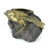 Petit oiseau mort en bronze sur bloc de granit (3/4)