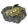 Petit oiseau mort en bronze sur bloc de granit (3/4)